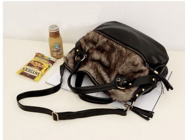 Bolsa modelo 2013 decoração em plumas (code B04)